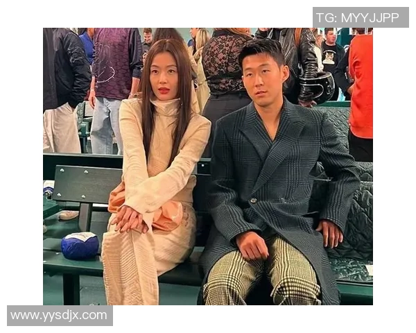 足坛巨星同款休闲拖鞋曝光引发球迷热议时尚与运动完美结合